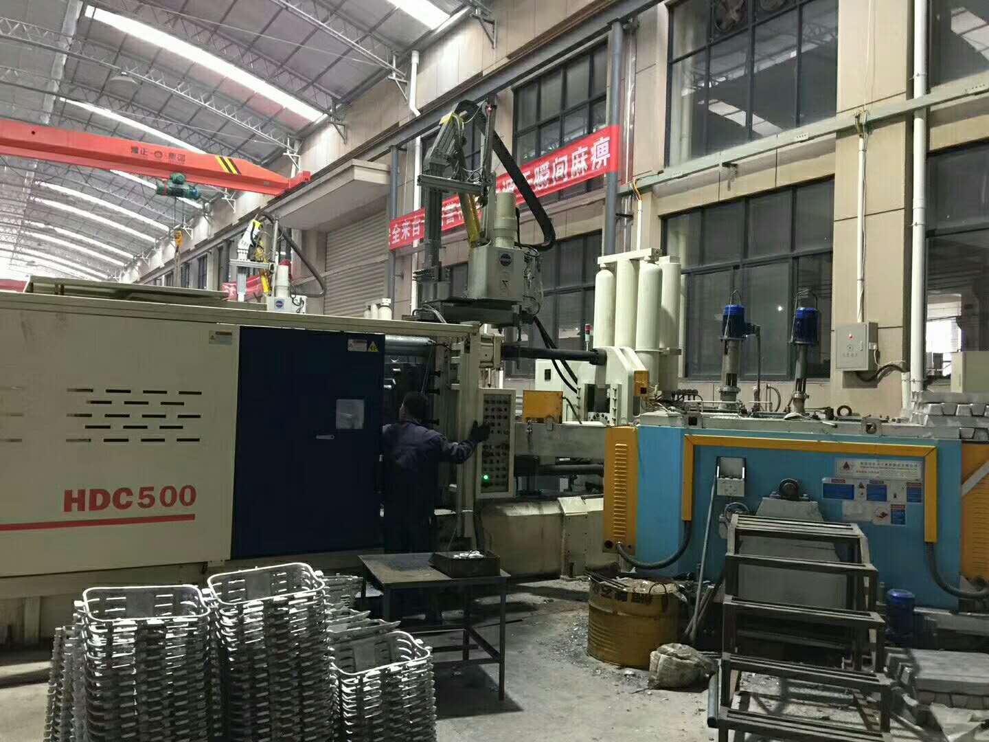 力勁壓鑄機(jī)配合鎂合金熔化爐使用現(xiàn)場.jpg